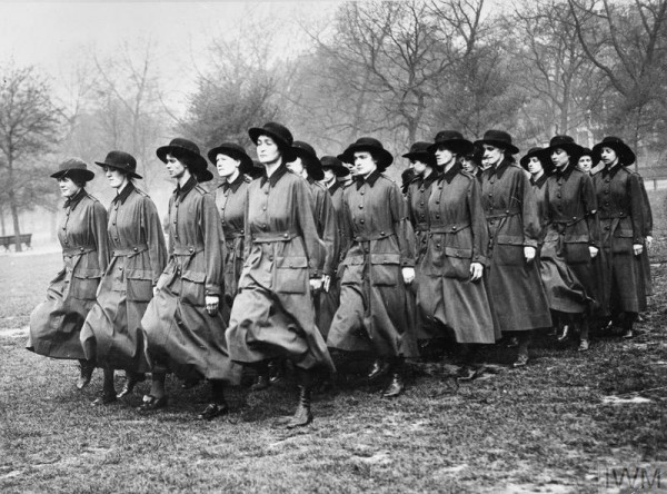 THE WOMEN'S ARMY AUXILIARY CORPS ON THE HOME FRONT, 1917-1918 (Q 54089) Members of the WAAC drilling in Hyde Park. Copyright: © IWM. Original Source: http://www.iwm.org.uk/collections/item/object/205287234