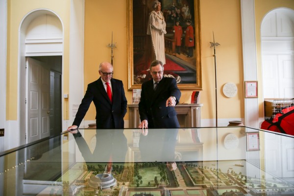 ambassador-johnson-visits-royal-hospital-chelsea_39454570984_o