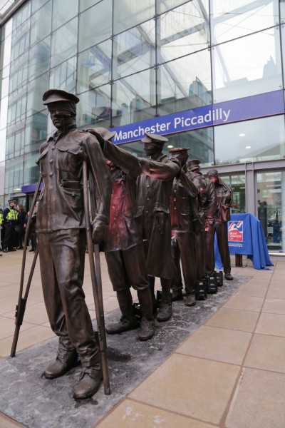 IMG_5403HRH The Countess of Wessex unveiling WWI blind soldiers statue 161018 Photo credit Blind Veterans UK